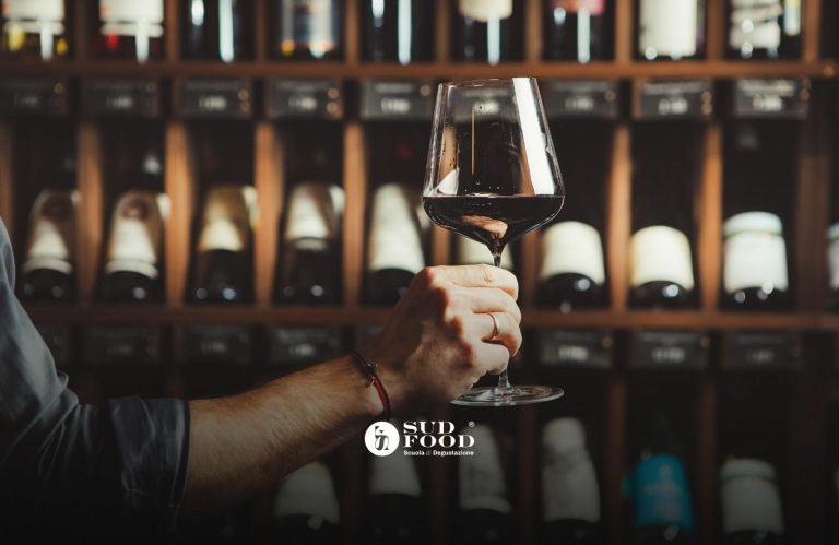 Sommelier che guarda calice, Sommelier in aula, quanto dura un corso da sommelier