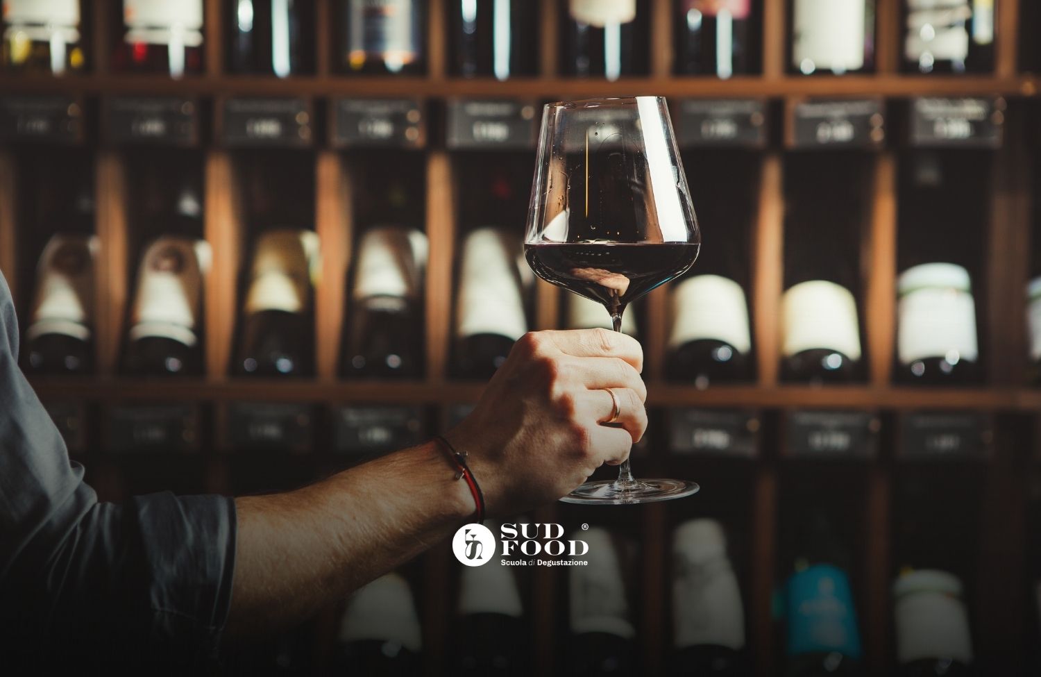 Sommelier che guarda calice, Sommelier in aula, quanto dura un corso da sommelier